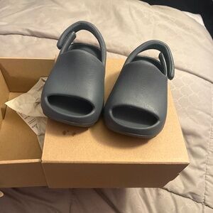 Yeezy slides toddler